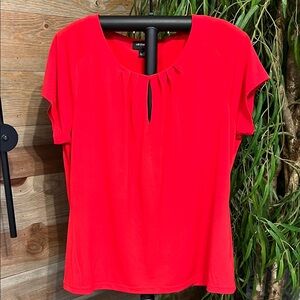 Liz Claiborne red short sleeve pleated neck knit top. L